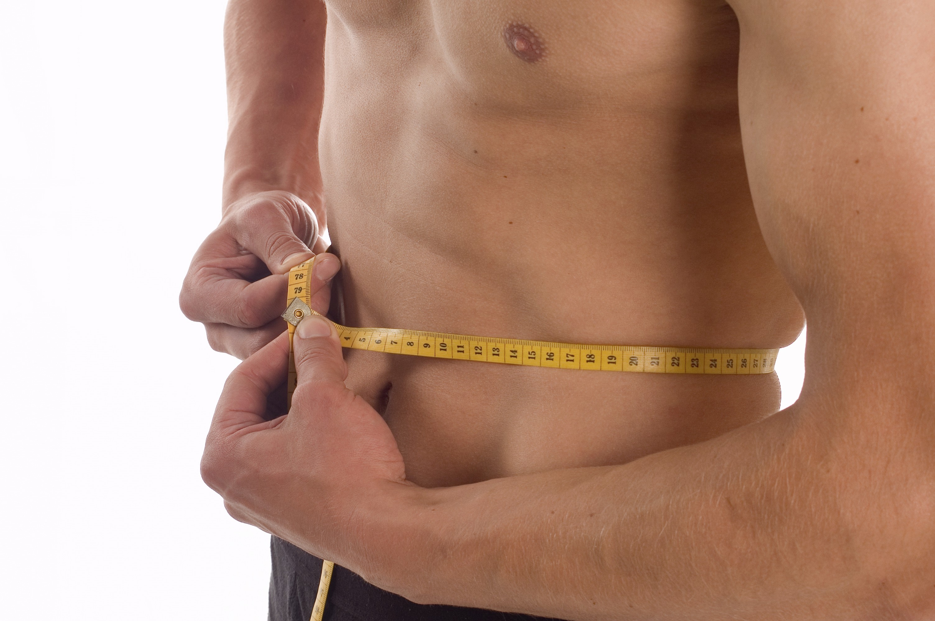 У мужчины 5 см. Обхват талии у мужчин. Измерение талии у мужчин. Окружность талии у мужчин. Замер талии у мужчин.